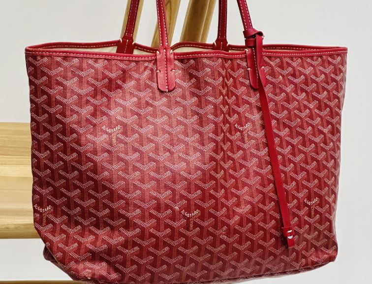 Foto de um dos  monogramas mais famosos das marcas de luxo na Summer Sale: goyardine da francea Goyard.