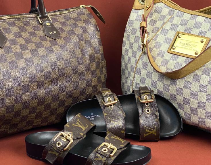 Foto de bolsas e papete da Louis Vuitton com os diferentes monogramas famosos da marca: Damier Azur, Damier ebene e canvas monogram.