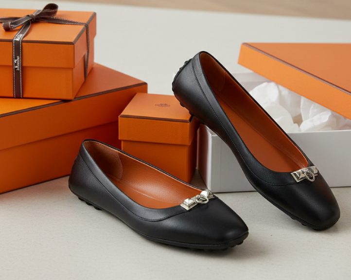 Foto de uma das sapatilhas de luxo da Hermès perfeita para o verão.