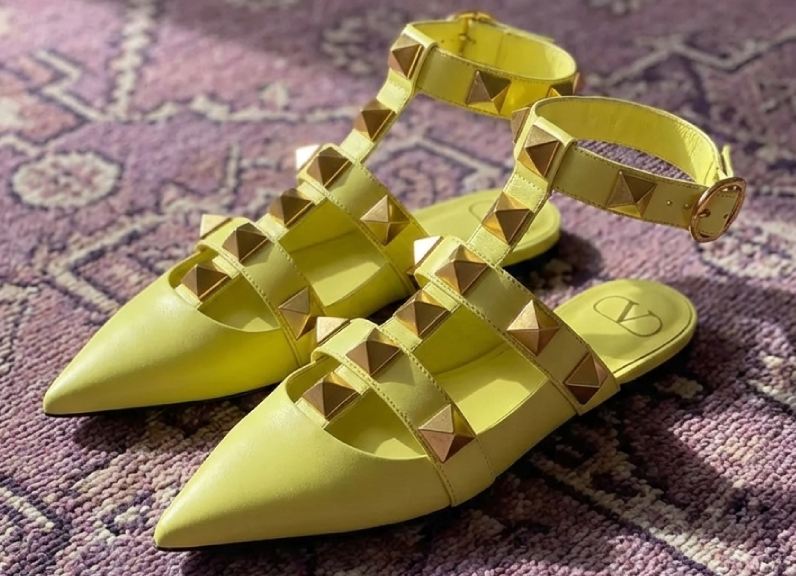 Foto de uma das sapatilhas de luxo para o verão, modelo elegante da Valentino, Roman Stud na Summer Sale.