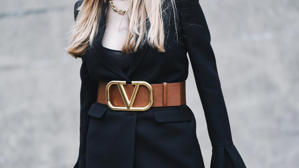 Explore os Clássicos Eternos da Maison Valentino na Summer Sale: Bolsas, sapatos, colares e outros acessórios elegantes e atemporais.