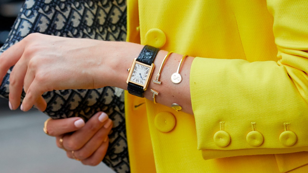 Descubra o poder de alguns acessórios de luxo femininos perfeitos para o dia a dia que vão transformar o look básico em algo mais cool.