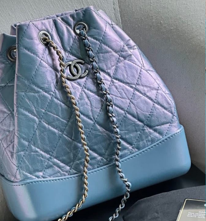 Foto de Mochila feminina de Luxo da Chanel perfeita para o dia a dia.