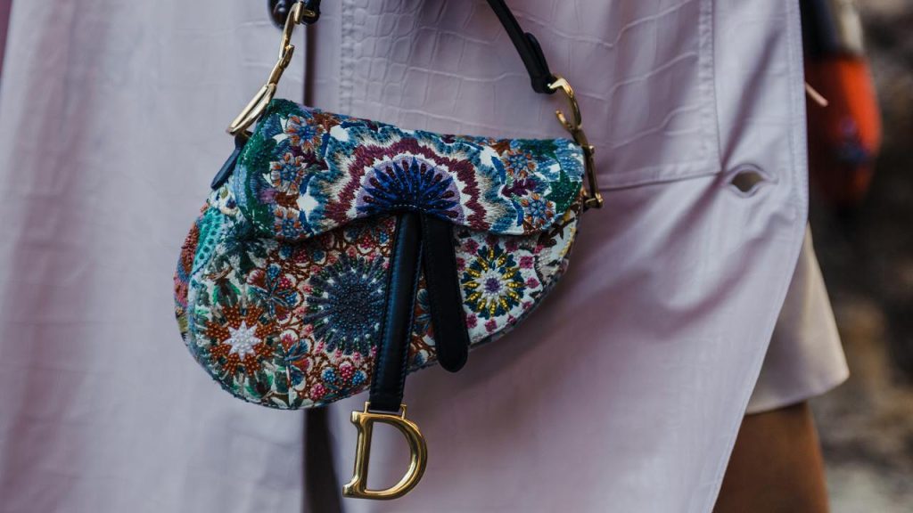 Conheça as versões maximalistas de bolsas clássicas de luxo: modelos estampados, ricos em bordados, texturas e cores da Dior, Gucci e D&G.