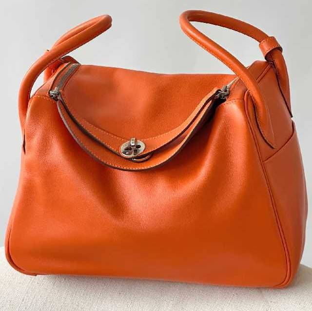 Foto de uma das bolsas coloridas da Hermès, modelo casual para o dia a dia: Lindy Laranja.