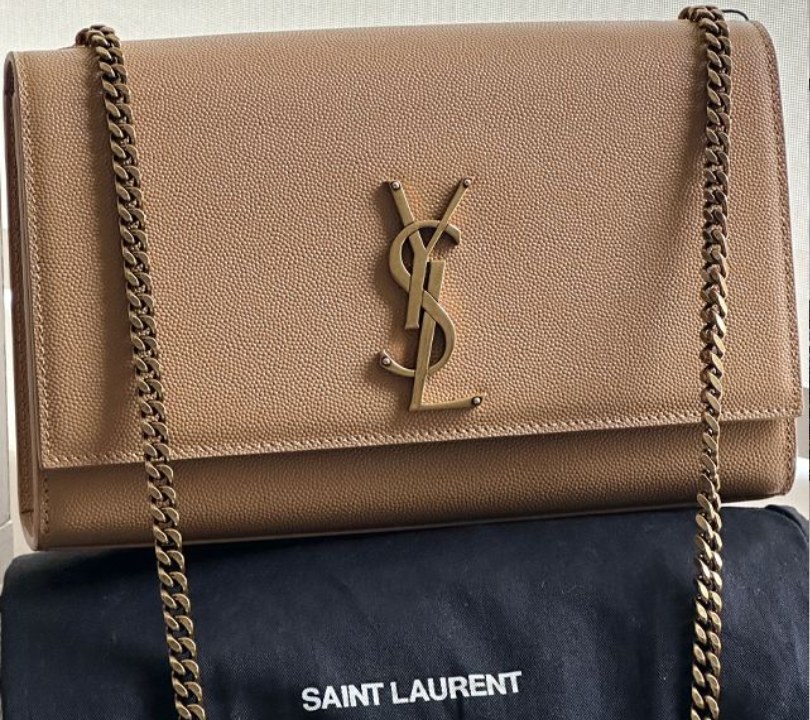 Foto de uma das bolsas de luxo mais procuradas no etiqueta única, modelo Kate Classic da marca francesa Saint Laurent.