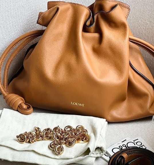 Foto de uma das novidades de bolsas de luxo da Loewe, modelo Flamenco.