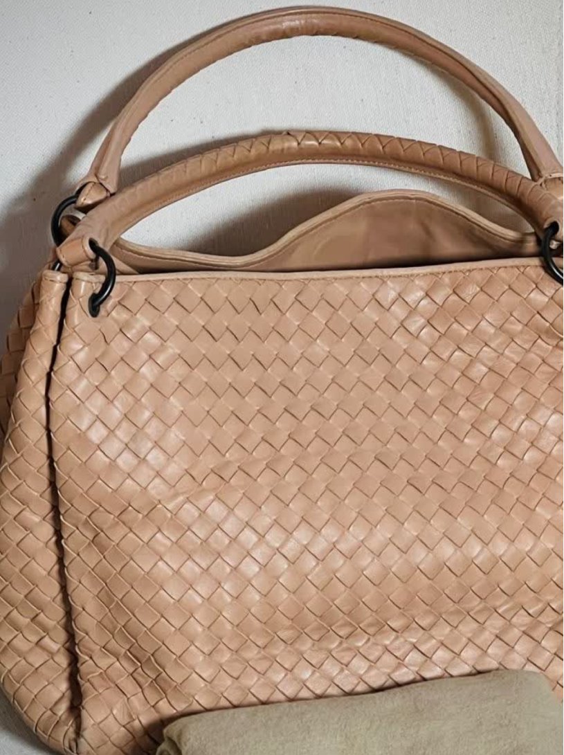 Foto de uma das bolsas de luxo da bottega veneta para 2026.