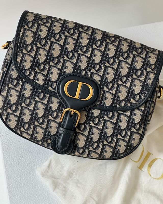 Foto de uma das bolsas de luxo da Dior, modelo Bobby.