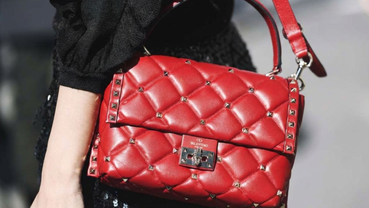 Saiba quais são as Bolsas Valentino mais Valorizadas no Mercado de Luxo e no Mundo da Moda: Modelos que continuam em alta em 2026 e sendo muito procurados.