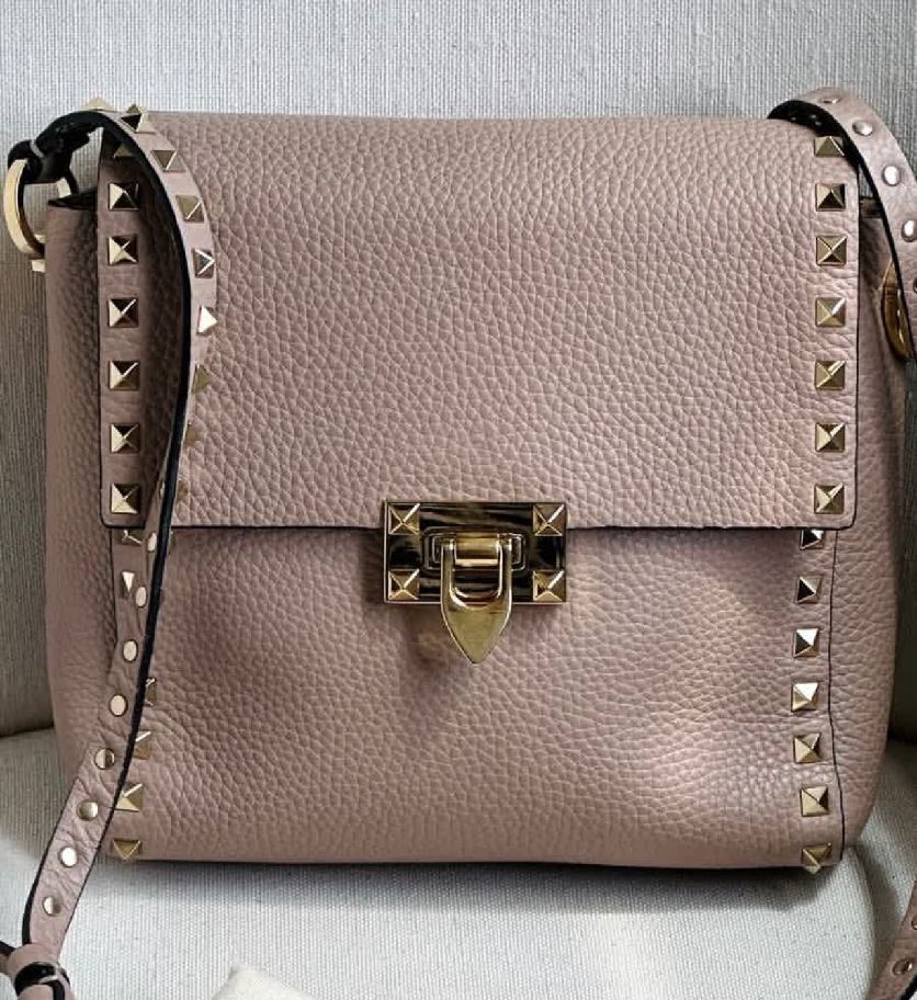 Foto de uma das bolas valentinos mais valorizadas no mercado, modelo Valentino Flip Lock Flap.