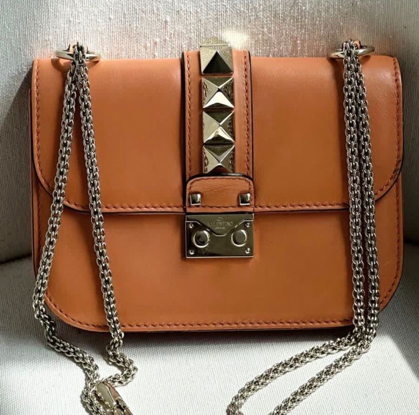 Foto de bolsa de luxo super valorizada, modelo Glam Lock.