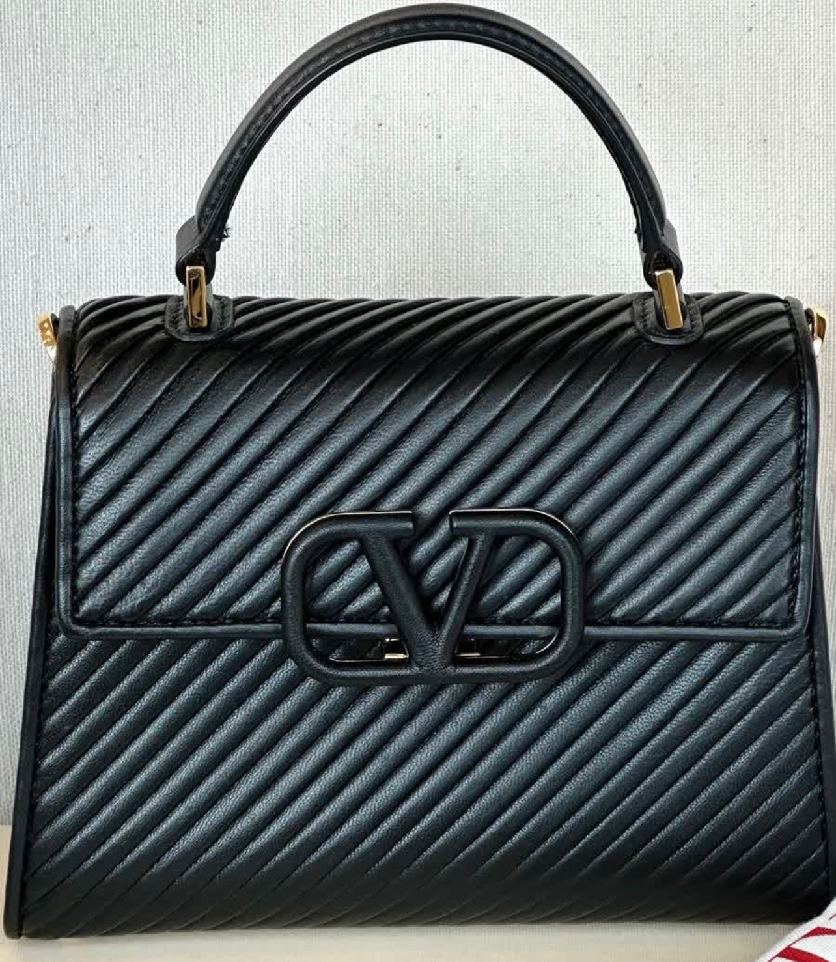 Foto de uma das bolsas valentino mais valorizadas em 2026, modelo Valentino VSling.