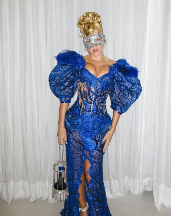 Foto da fantasia de Malu Borges no Baile da Vogue no Copacabana Palace.