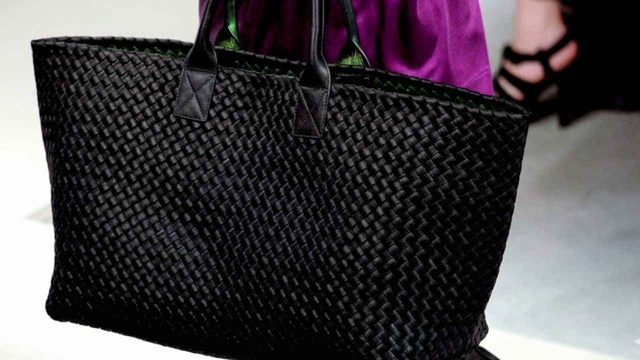 Conheça opções de bolsas grandes da Bottega Veneta perfeitas para o trabalho que acompanham com elegância a vida da mulher de negócios.