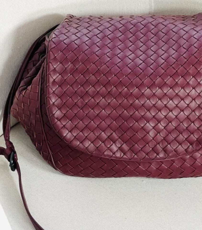 Foto de uma das bolsas grandes da  Bottega Veneta, modelo Messenger Flap perfeito para o trabalho.