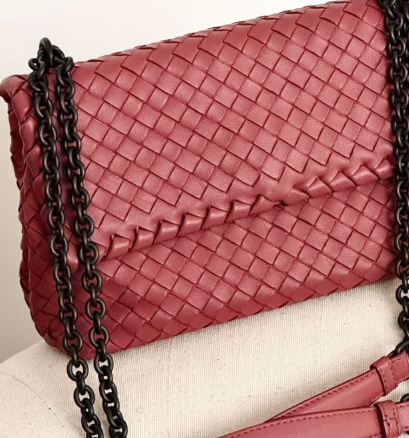 Foto de uma das bolsas tiracolo grandes da Bottega Veneta para o trabalho.
