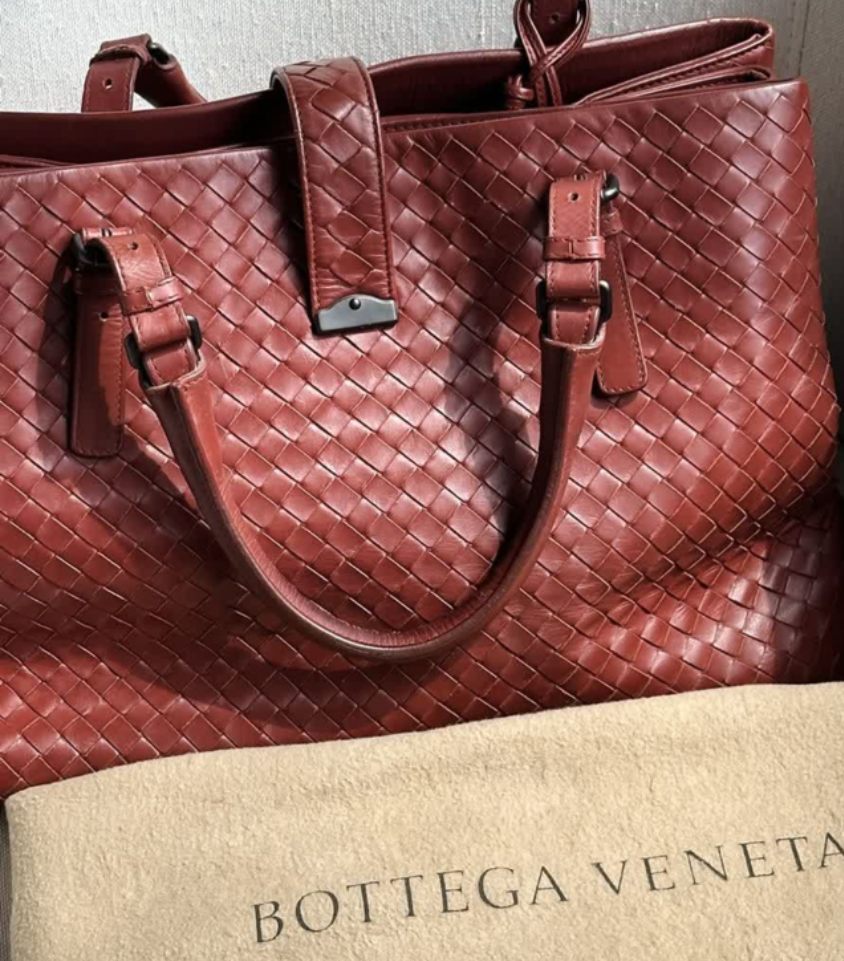 Foto de uma das bolsas grandes da Bottega Veneta: Roma Intrecciato.