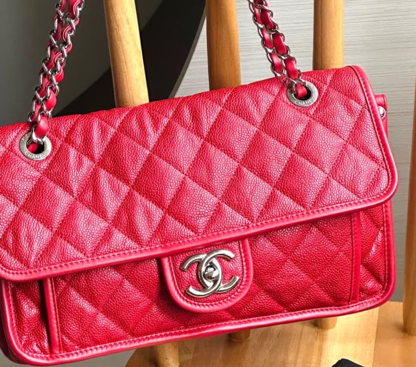 Foto de uma das novidades quentes de bolsas de grife no Etiqueta Única, modelo Chanel French Riviera Flap.