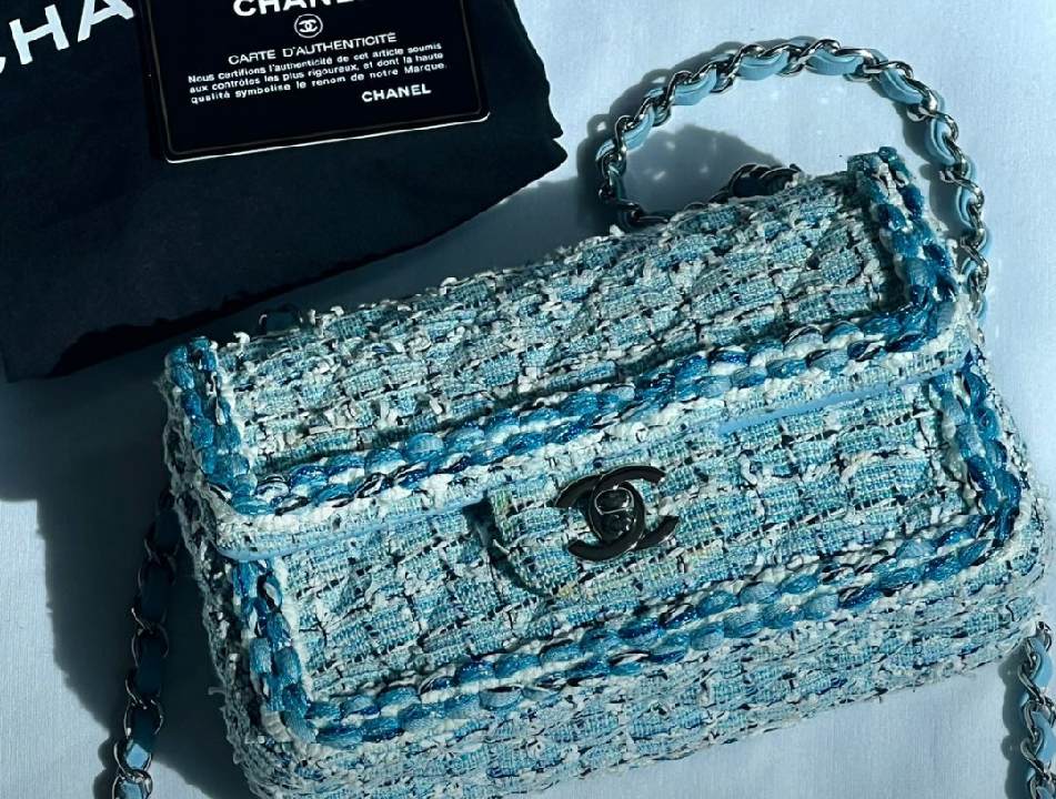 Foto de bolsa flap da Chanel revestida de tweed.