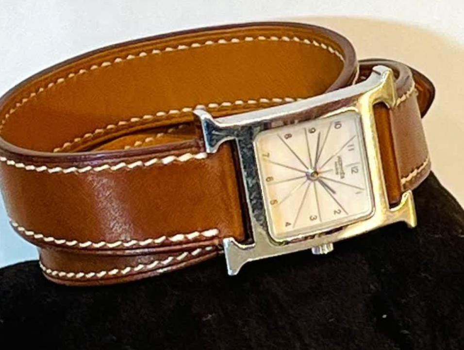 Foto de relógio hermès.