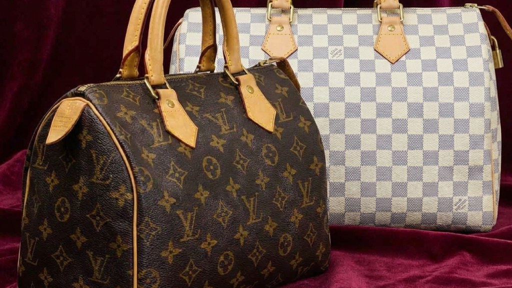 Confira a nova campanha que celebra os 130 anos do monograma Louis Vuitton com Zendaya e a icônica bolsa Speedy.
