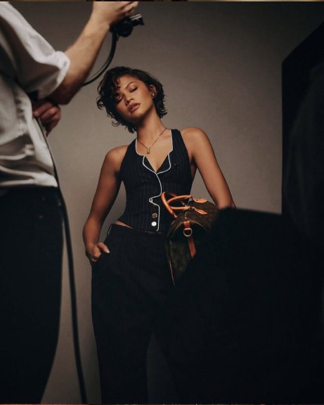 Foto da nova campanha da louis vuitton com zendaya e a bolsa speedy que celebra 130 anos do monograma.