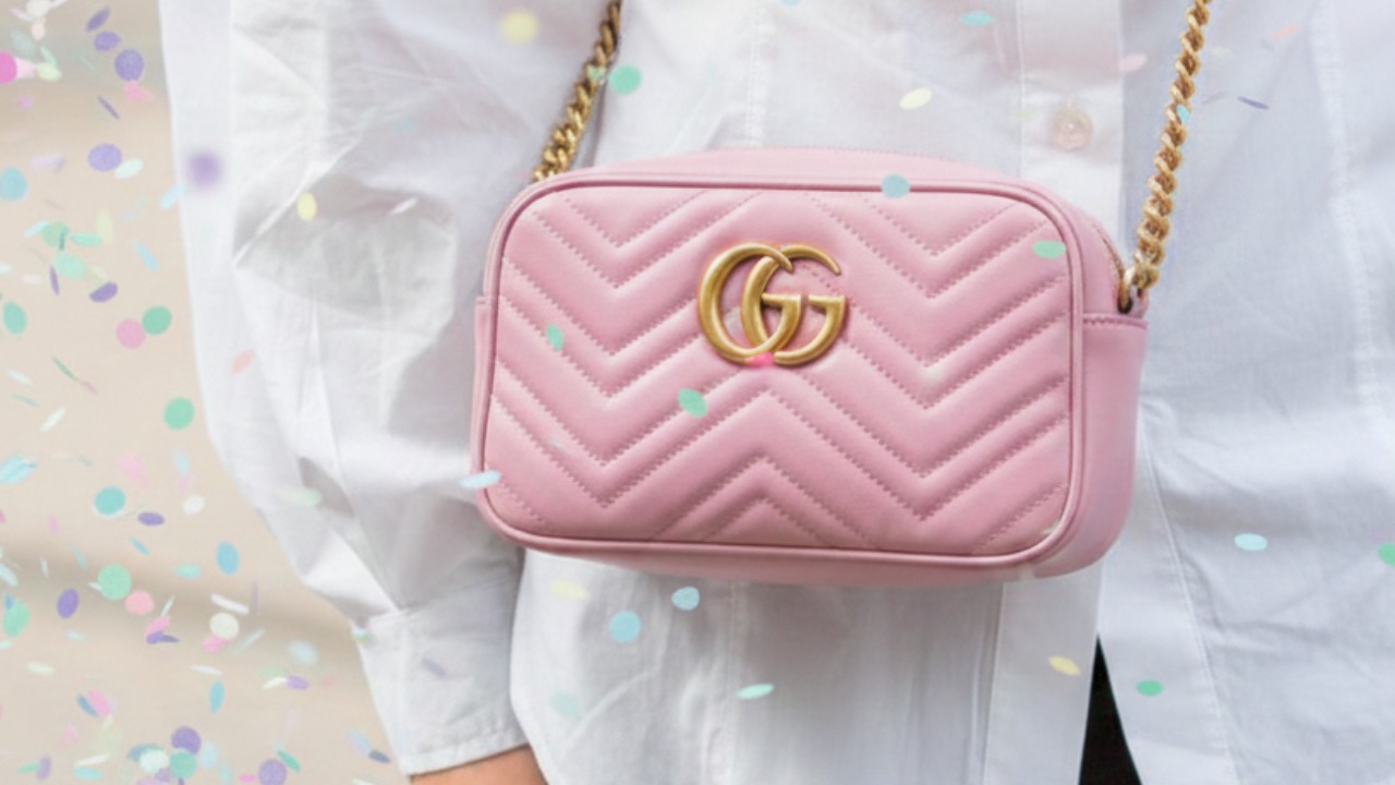 Saiba quais são as melhores bolsas para usar no carnaval: camera bags de luxo com alça longa e zíper para usar na transversal com estilo.