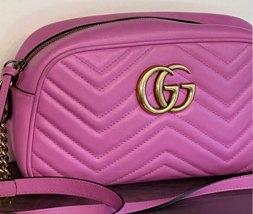 Foto de uma das camera bags da Gucci, modelo marmont, bolsa perfeita para usar no carnaval.