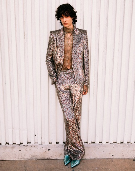 Foto do cantor Sombr vestindo look Valentino criado por Alessandro Michele.