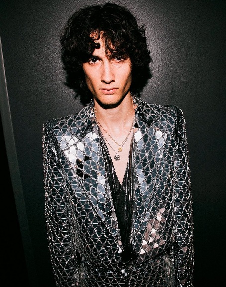 Foto do Cantor Sombr o novo embaixador global da Valentino.