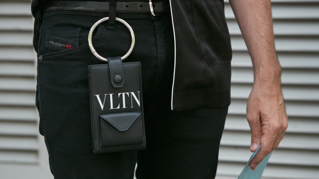 Valentino nomeia Sombr como novo embaixador. Saiba quem é o cantor, sua relação com a marca e o momento atual da maison italiana.