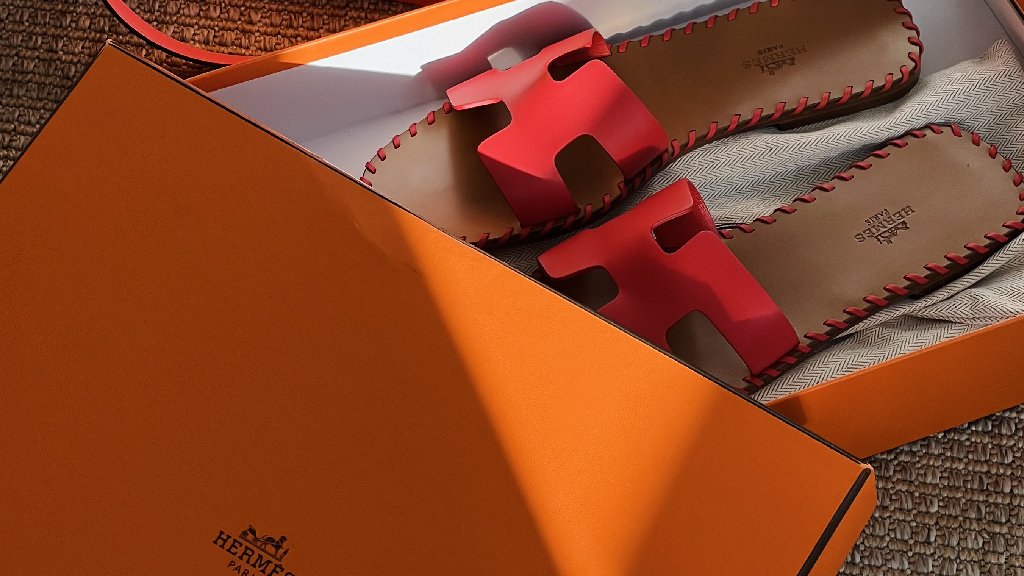 Foto de um dos sapatos confortáveis de marcas de luxo: rasteira Oran da Hermès.