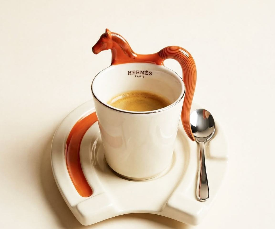 Foto da collab conceito Hermès X Bialetti: xícara de café inspirada no ano novo do cavalo.