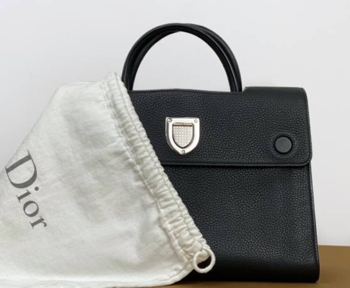 Foto de bolsa discreta sem logos aparentes da Dior.