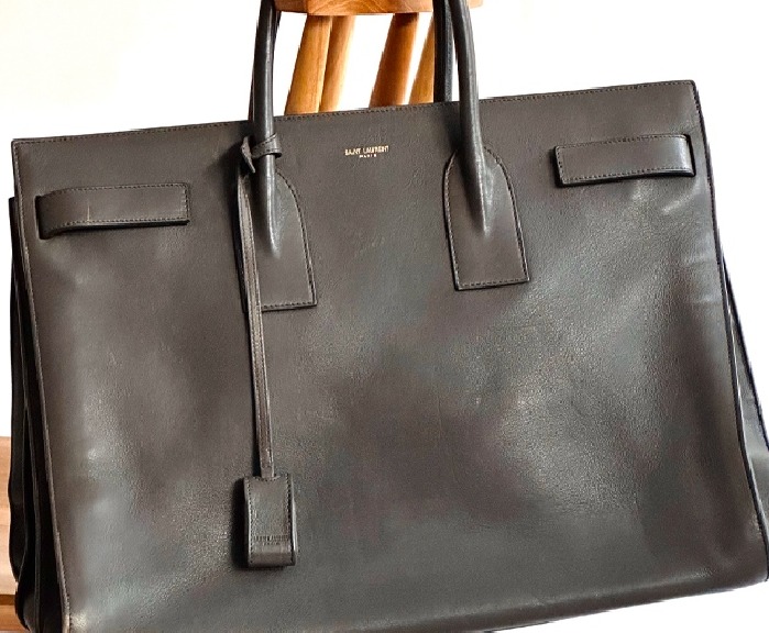 Foto de um dos modelos de bolsas quiet luxury da Saint Laurent, Sac de Jour.