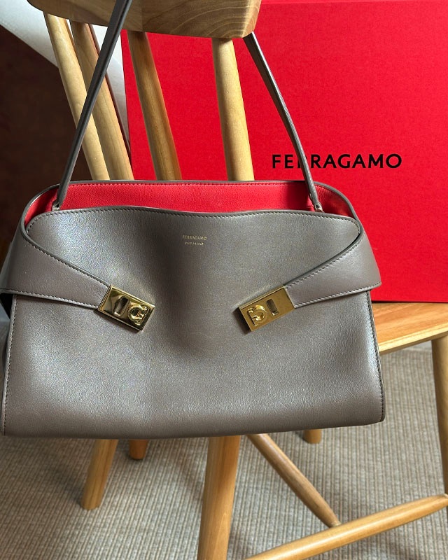 Foto de um dos acessórios icônicos da Salvatore Ferragamo: Bolsa Hug.