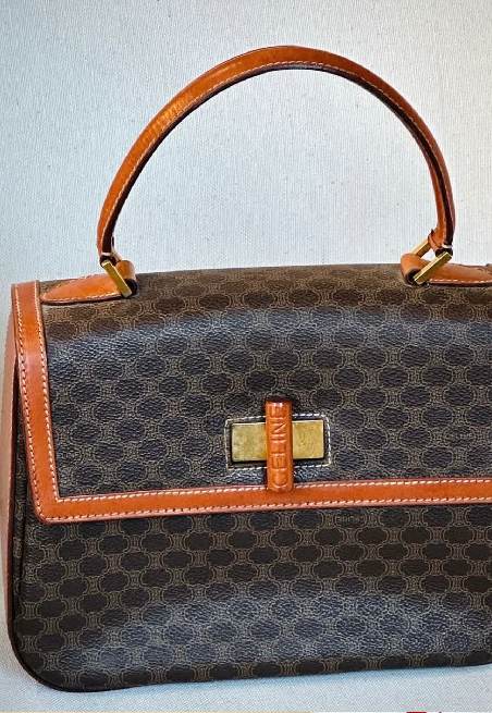 Foto de uma das bolsas de luxo da Celine, modelo Triomphe.