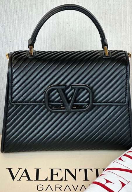 Foto de uma das bolsas de luxo da Valentino, modelo VSling.