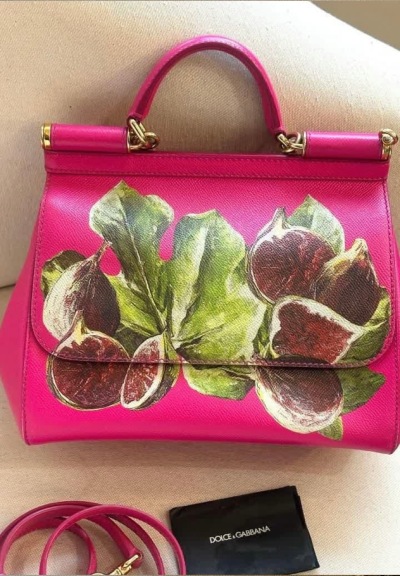 Foto de uma das bolsas clássicas da Dolce e Gabbana em versão maximalista, modelo Sicily com estampas vivas.