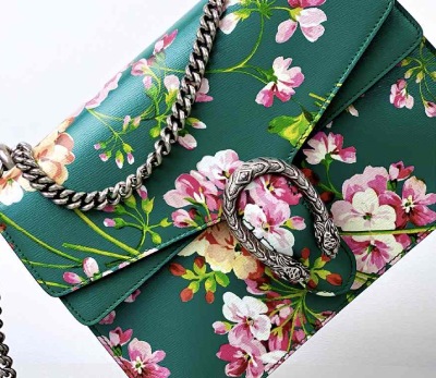 Foto da Bolsa Gucci Dionysus com estampa de flores coloridas.