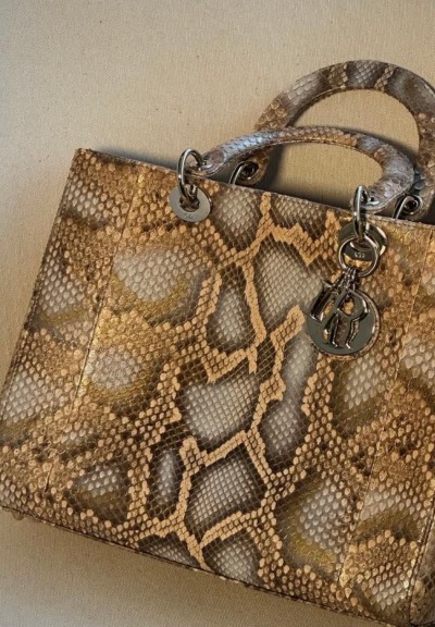 Foto de uma das bolsas clássicas da Dior em versão maximalista.