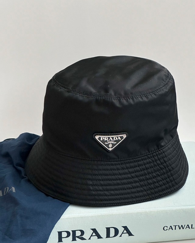 Foto de bucket hat masculino da Prada.