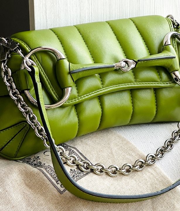 Foto de uma das cool bags da Gucci para presentear no Valentine's Day: Modelo Horsebit Chain.