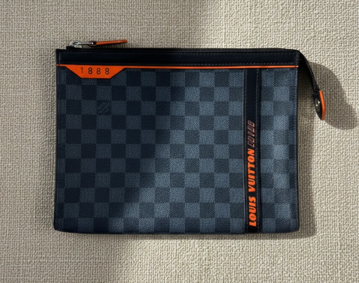 Foto de necessaire Louis Vuitton, uma das ideias de acessórios masculinos para presentear no Valentine's Day.