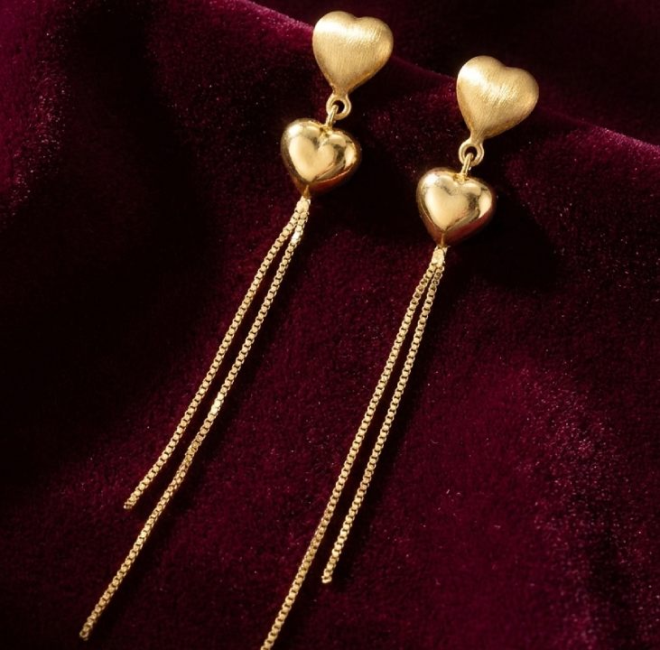 Foto de uma das joias nacionais para presentear no Valentine's Day: Brinco Vivara Coração Dourado.