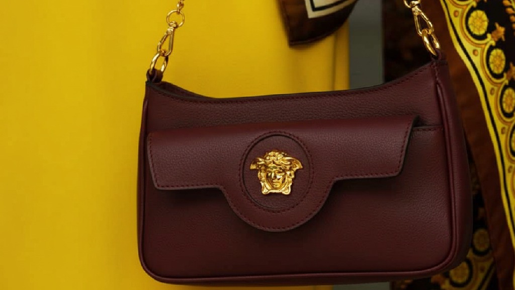 Confira a Nova Campanha da Versace assinada por Dario Vitale, a primeira e única do estilista para a marca que segue sem Diretor Criativo.