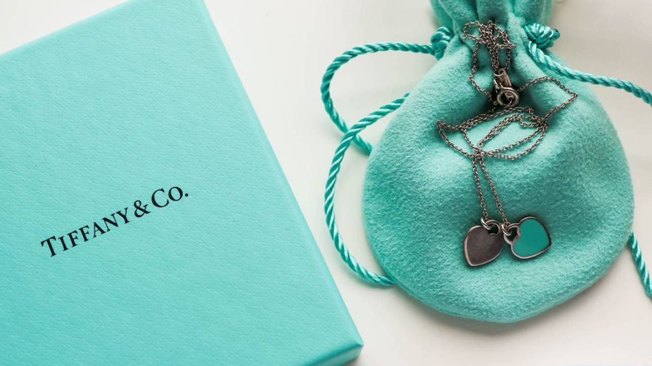 Tiffany & Co. apresenta Love Birds e revisita o Bird on a Rock com novas combinações de gemas raras. Confira os detalhes da nova coleção.