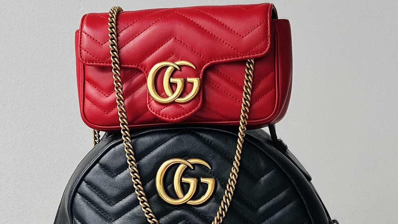 Descubra os pequenos acessórios da Gucci que são icônicos: de mini bags a carteiras, cintos e óculos no Mês do Consumidor.