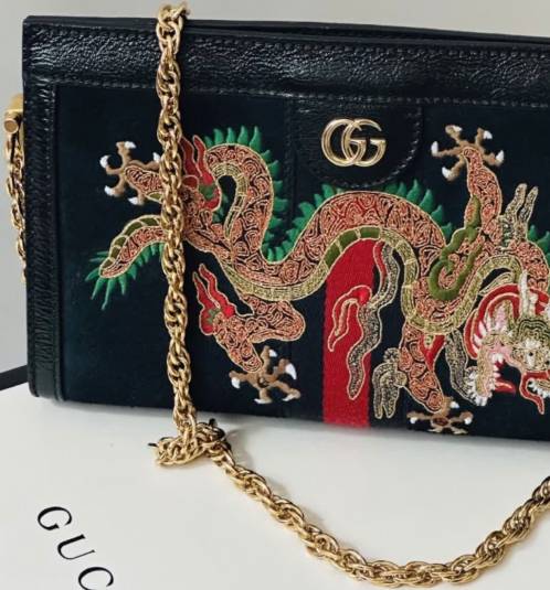 Foto de um dos modelos de bolsas pequenas da Gucci: Ophidia com bordado de dragão.